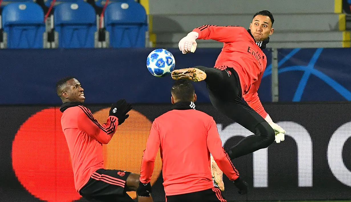 Kiper Real Madrid, Costa Rican Keylor Navas menendang bola saat sesi latihan di Stadion Doosan Arena, Plzen, Republik Ceko, Selasa (6/11). Real Madrid akan menghadapi Viktoria Plzen pada Kamis dini hari WIB. (JOE KLAMAR/AFP)