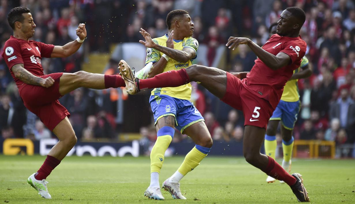Pemain Liverpool, Thiago (kiri) dan Ibrahima Konate berusaha menghentikan pemain Nottingham Forest, Danilo (tengah) pada laga pekan ke-32 Liga Inggris 2022/2023 di Anfield, Liverpool, Sabtu (22/04/2023) WIB. The Reds berhasil menang dengan skor 3-2. (AP Photo/Rui Vieira)
