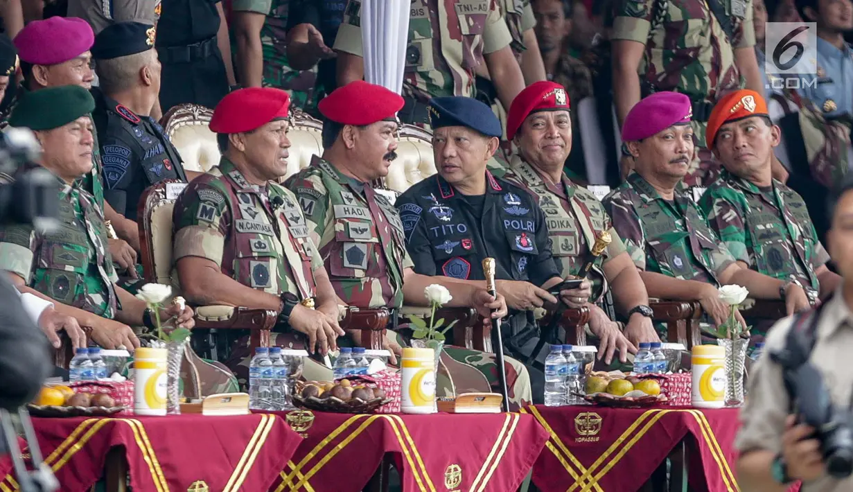 Panglima TNI Marsekal Hadi Tjahjanto berbincang dengan Kapolri Jenderal Tito Karnavian saat menghadiri peringatan ulang tahun ke-67 Komando Pasukan Khusus (Kopassus) di Markas Kopassus, Cijantung, Jakarta, Rabu (24/4). (Liputan6.com/Faizal Fanani)