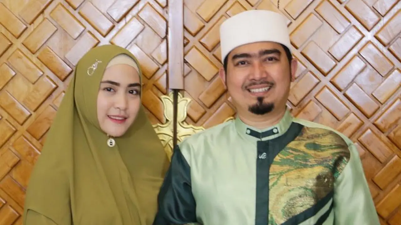 [Fimela] April Jasmine dan Ustaz Solmed