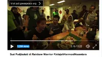 Menteri Kelautan dan Perikanan Susi Pudjiastuti menikmati sarapan ikan di ruang makan Kapal Rainbow Warrior. (Screenshot: Twitter/akun @GreenpeaceID)