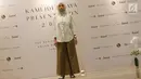 Model mengenakan busana koleksi Kami Idea Raya Presentation 2017 di Jakarta, Selasa (23/5). (Liputan6.com/Immanuel Antonius)