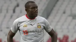 Striker Bhayangkara FC, Herman Dzumafo, saat latihan di Stadion Utama Gelora Bung Karno, Jakarta, Jumat (26/1/2018). Latihan ini persiapan jelang laga J.League Asia Challenge melawan FC Tokyo. (Bola.com/Asprilla Dwi Adha)