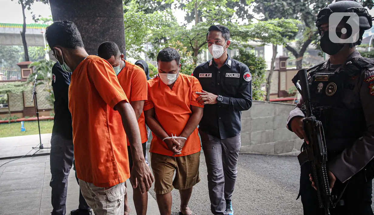 Para tersangka digiring polisi saat rilis kasus upaya penyelundupan narkoba jaringan Malaysia di Gedung Bareskrim Mabes Polri, Jakarta, Selasa (30/3/2021). Polisi menggagalkan upaya penyelundupan narkoba jaringan Malaysia melalui jalur laut di wilayah perairan Indonesia. (Liputan6.com/Faizal Fanani)