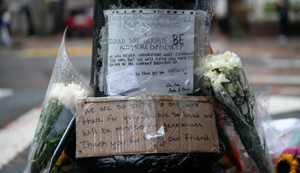 Karangan bunga yang ditinggalkan untuk aktor Matthew Perry di luar gedung apartemen yang digunakan sebagai pengambilan gambar eksterior dalam acara TV "Friends" di New York pada tanggal 29 Oktober 2023. (Adam GRAY / AFP)