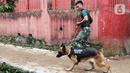 Tentara membawa anjing pelacak saat mencari korban yang tertimbun longsor akibat gempa berkekuatan magnitudo 5,6 di Cijendil, Kabupaten Cianjur, Jawa Barat, Rabu (23/11/2022). Puluhan warga di kawasan itu diperkirakan masih tertimbun longsor pascagempa yang mengguncang Cianjur pada 21 November 2022. (Liputan6.com/Herman Zakharia)