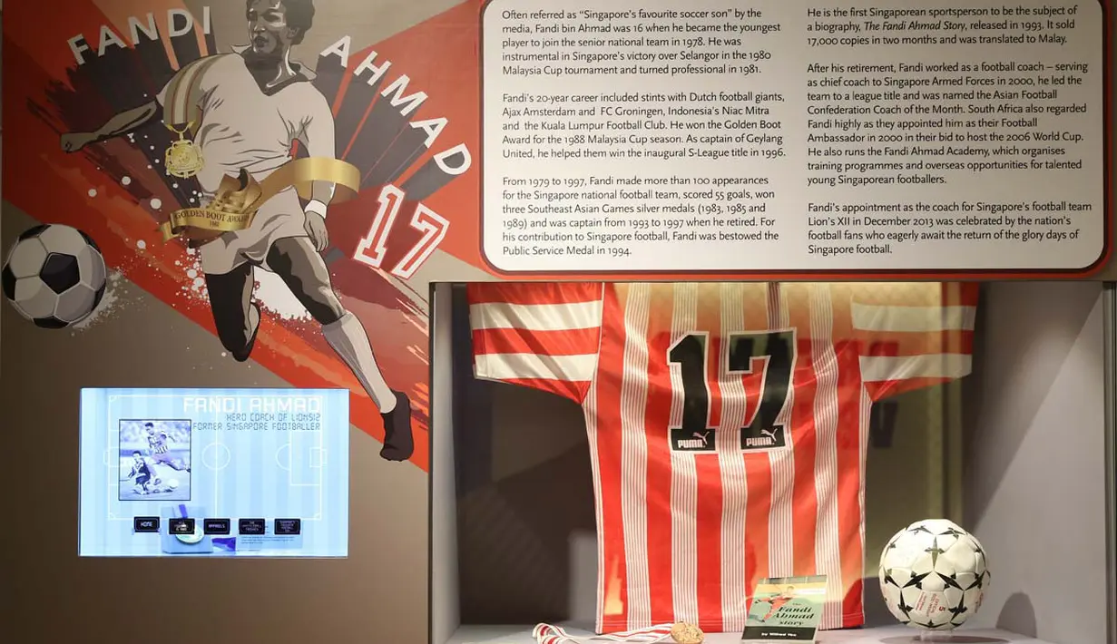 Memorabilia dan sejarah karir legenda sepak bola Singapura, Fandi Ahmad, menjadi bagian yang banyak dikunjungi dalam Museum Olah Raga Singapura yang terletak di Singapore Sports Hub. (Bola.com/Arief Bagus)