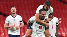 Striker Inggris, Danny Ings, merayakan gol yang dicetaknya ke gawang Wales pada laga persahabatan di Stadion Wembley, Jumat (9/10/2020) dini hari WIB. Inggris menang 3-0 atas Wales. (AFP/Glyn Kirk/pool)