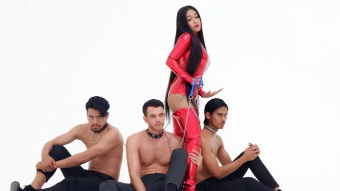 [Bintang] Pose menantang Denada