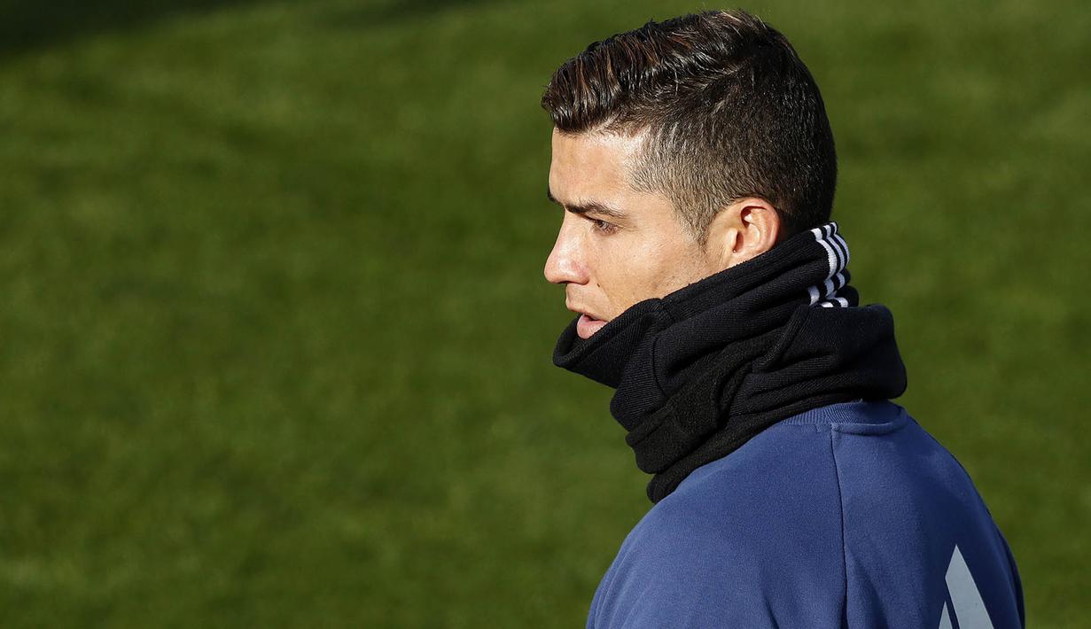 Bintang Real Madrid, Cristiano Ronaldo, saat mengikuti sesi latihan perdana di tahun 2017. Pada tahun baru ini Real Madrid memiliki tantangan untuk mempertahankan trofi Liga Champions dan merebut gelar Liga Spanyol. (EPA/Chema Moya)