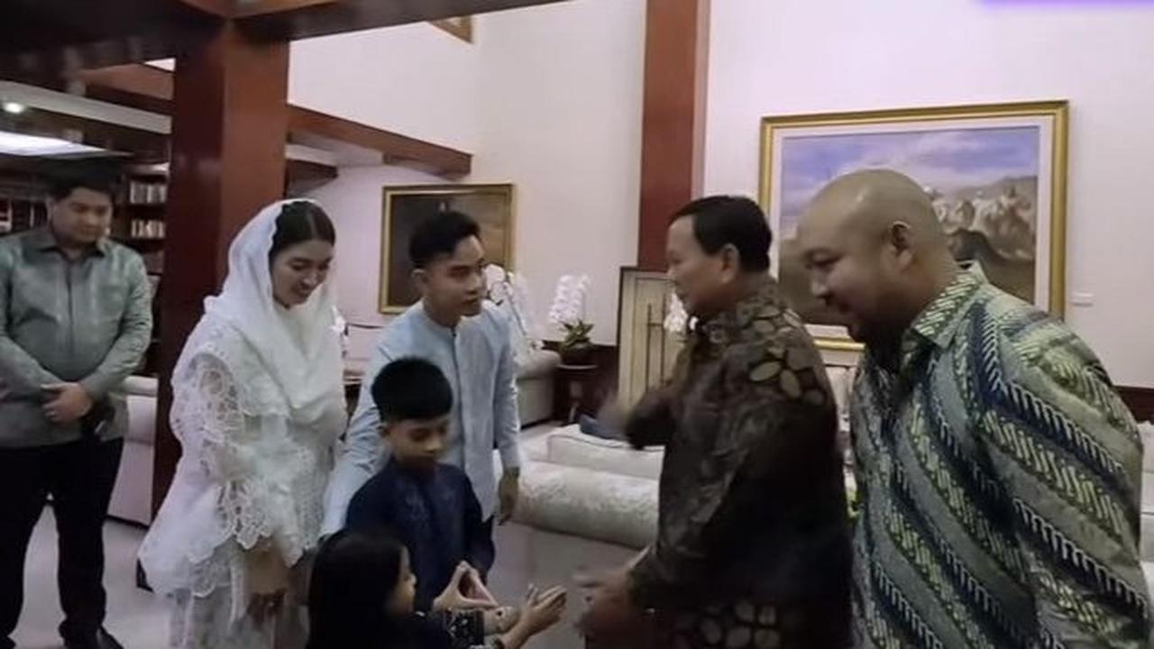 VIDEO: Lucu Jan Ethes Minta ke Prabowo Naik Kuda Emas & Gibran Celetuk 'Bapak Pimpinan Saya