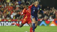 Bek Timnas Belanda, Virgil van Dijk, memberikan pengawalan ketat kepada winger Timnas Spanyol,&nbsp;Nico Williams, pada laga leg kedua perempat final UEFA Nations League musim ini di Estadio&nbsp;Mestalla, Selasa (25/3/2025) dini hari WIB. Sayangnya, Belanda harus tersingkir setelah menelan kekalahan 4-5 dari Spanyol lewat adu penalti, setelah agregat sama kuat 3-3. (AP Photo/Alberto Saiz)