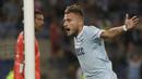 Striker Lazio, Ciro Immobile, melakukan selebrasi usai mencetak gol ke gawang Juventus pada laga Supercoppa Italiana 2017  di Stadion Olimpico, Minggu, (13/8/2017). Lazio menang 3-2 atas Juventus. (AP/Gregorio Borgia)