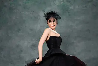 Lihat di sini tampilan glamor Marshada dengan gaya old hollywood di pemotretan terbaru. [@riomotret].