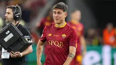 Pemain AS Roma Paulo Dybala pada akhir pertandingan sepak bola final Liga Europa antara Sevilla dan AS Roma di Puskas Arena, Budapest, Hungaria, Rabu (31/5/2023). Sevilla mengalahkan AS Roma 4-1 dalam adu penalti setelah pertandingan berakhir imbang 1-1. (AP Photo/Petr David Josek)