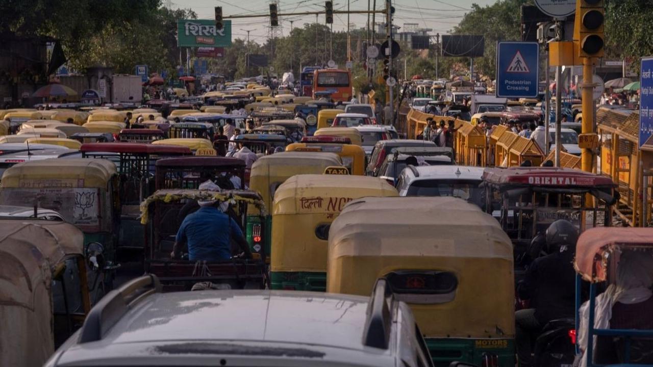 Namun memasuki akhir bulan Mei suhu udara di ibu kota New Delhi pernah mencatat rekor suhu tertinggi sepanjang sejarah yakni 52,9 derajat celsius pada hari Rabu (29/5/2024). Foto: Reuters<br>
