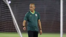 Pelatih Timnas Indonesia U-17, Kurniawan Dwi Yulianto, saat memimpin sesi latihan timnya di Stadion Gelora 10 November, Surabaya, Jawa Timur, Sabtu (18/4/2026) malam WIB. Tim Garuda Muda dijadwalkan akan bersua Timnas Vietnam U-17 pada laga terakhir Grup A Piala AFF U-17 2026 di 
Stadion Gelora Delta, Sidoarjo, Minggu (19/04/2026) malam WIB. (Bola.com/Muhammad Iqbal Ichsan)