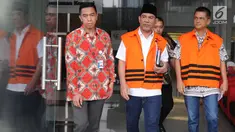 Dua tersangka, Bupati Hulu Sungai Tengah Abdul Latif (kiri) serta Direktur PT Indo Jaya dan PT Sarana Bangun Nusantara Hasmun Hamzah (kanan) berjalan keluar usai menjalani pemeriksaan di gedung KPK, Jakarta (23/3). (Merdeka.com/Dwi Narwoko)