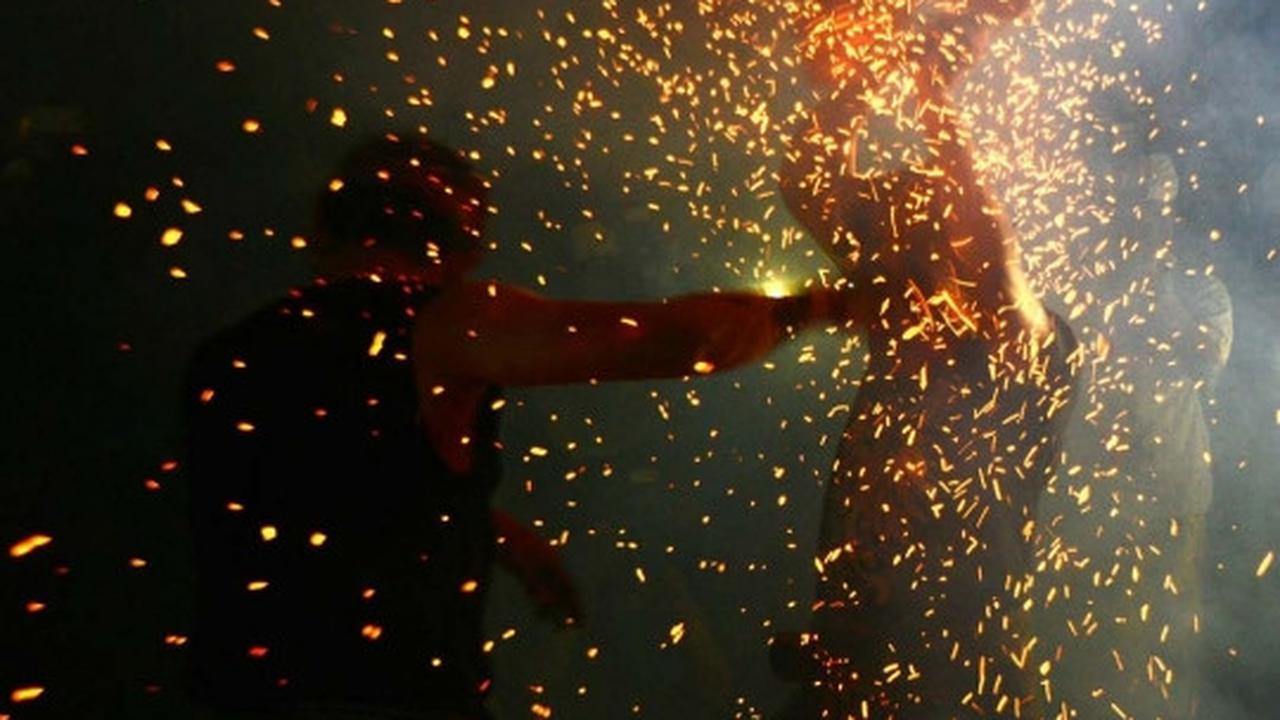 Menyaksikan panasnya tradisi perang api Siat Geni