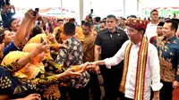 Presiden Joko Widodo bersalaman dengan masyarakat saat acara penyerahan 1.300 sertifikat hak atas tanah untuk masyarakat di Kabupaten Lampung Tengah, Jumat (23/11). (Liputan6.com/HO/Biropers)