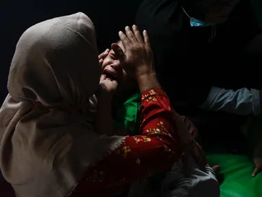 Seorang anak penderita Cerebral Palsy diasuh oleh ibunya saat berkumpul bersama keluarga untuk memperingati Hari Cerebral Palsy Sedunia di pusat fisioterapi Yayasan Sahabat Difabel di Banda Aceh (6/10/2021). (AFP/Chaideer Mahyuddin)