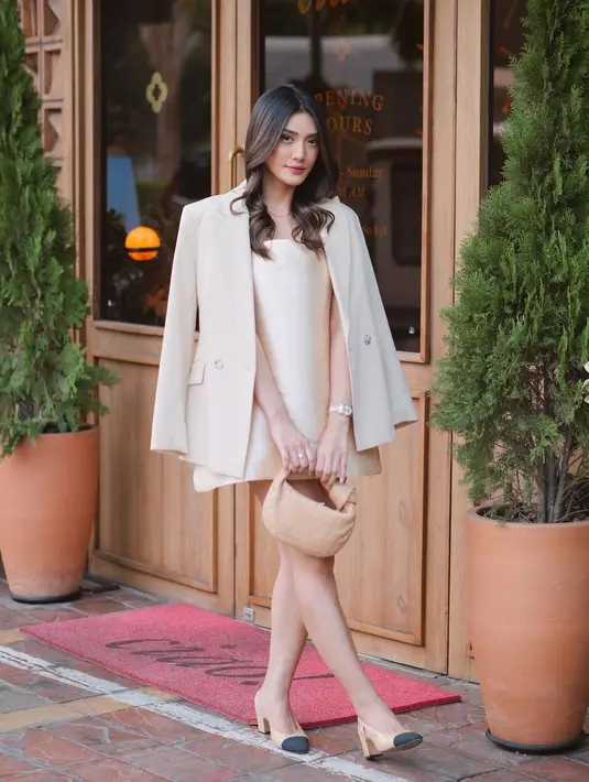 Terlihat lebih manis, Anissa Azizah kenakan set mini dress A-line dan blazer di pundak. Tas Bottega dan heels cokelat jadi penutup yang sempurna