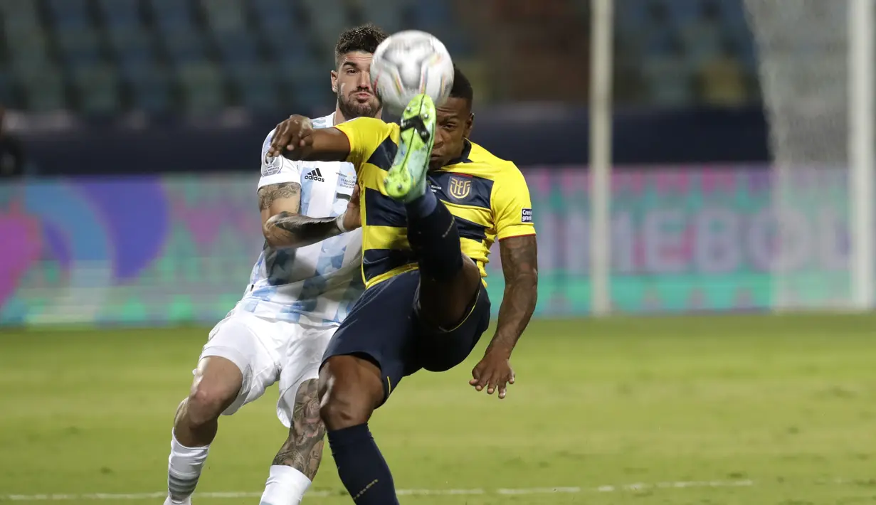 Gelandang timnas Ekuador, Pervis Estupinan dan gelandang Argentina, Rodrigo De Paul berebut bola pada perempat final Copa America 2021 di Stadion Olimpico Pedro Ludovico, Brasil, Minggu (4/7/2021) pagi WIB. Argentina sukses mengalahkan Ekuador dengan skor 3-0. (AP Photo/Eraldo Peres)