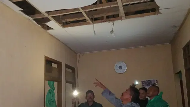 Rumah warga di Kampung Wangun, RT 02/RW 03, Desa Bojonglongok, Kecamatan Parakansalak, Kabupaten Sukabumi rusak tersambar petir.