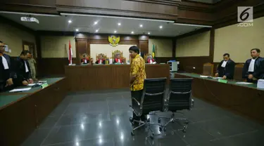 Ketua Angkatan Muda Partai Golkar (AMPG) Fahd El Fouz bersiap menjalani sidang perdana dengan agenda pembacaan dakwaan kasus dugaan korupsi proyek pengadaan Alquran di Pengadilan Tipikor, Jakarta (13/7). (Liputan6.com/Helmi Afandi)
