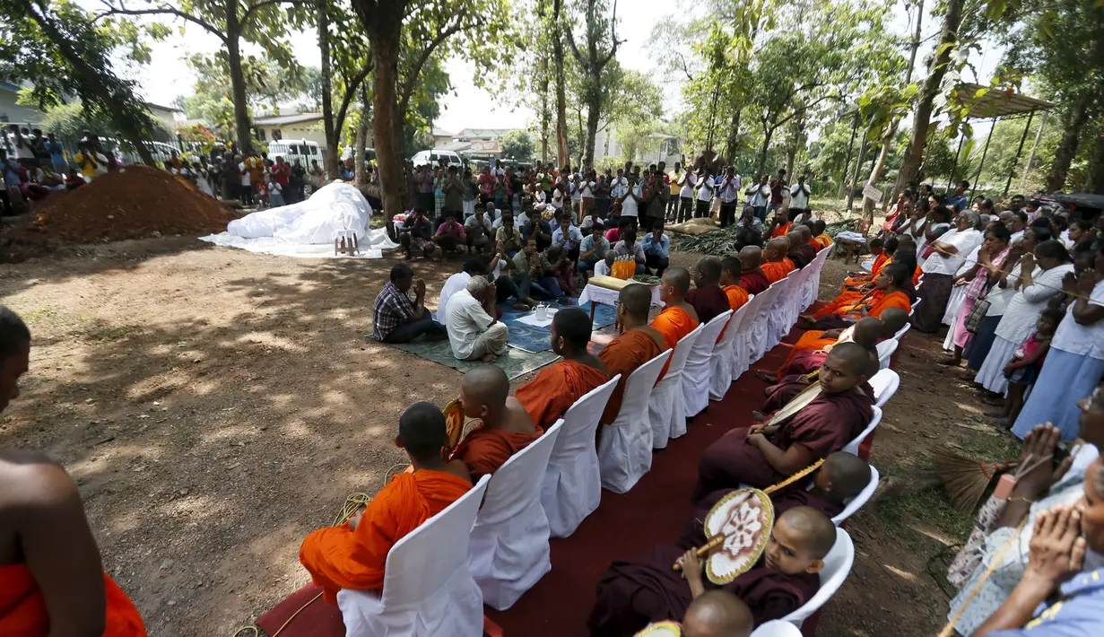 Suasana haru pemakaman seekor gajah di Colombo, Sri Lanka, Selasa (15/3). Sebelumnya gajah ini telah mengalami perawatan selama 6 bulan terakhir. (REUTERS / Dinuka Liyanawatte) 