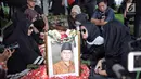 Aktris Olla Ramlan menangis di dekat makam sang ayahanda, Muhammad Ramlan di TPU Tanah Kusir, Jakarta Selatan, Selasa (5/6). Ayahanda dari Olla Ramlan itu meninggal di usia 72 tahun akibat kanker dan liver yang dideritanya. (Liputan6.com/Faizal Fanani)