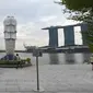 Para wisatawan mengunjungi Taman Merlion di Singapura pada 6 Maret 2020. Tempat-tempat wisata utama di Singapura sepi dari turis di tengah epidemi virus corona COVID-19. (Xinhua/Then Chih Wey)