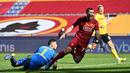 Gelandang AS Roma, Henrikh Mkhitaryan (kanan) dijatuhkan kiper Udinese, Juan Musso yang berbuah hukuman penalti dalam laga lanjutan Liga Italia 2020/21 pekan ke-22 di Olimpico Stadium, Roma, Minggu (14/1/2021). AS Roma menang 3-0 atas Udinese. (AFP/Alberto Pizzoli)