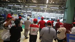 Peserta mengamati proses pembuatan mobil Toyota Fortuner dan Innova di Karawang, Jawa Barat, Kamis (23/2). Kunjungan ini diadakan dalam rangka melihat secara langsung proses produksi mobil Toyota karya anak bangsa. (Liputan6.com/Immanuel Antonius)