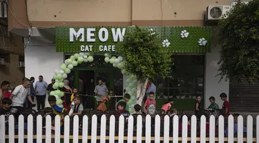 Warga Palestina berkumpul untuk upacara pembukaan Kafe Meow di Kota Gaza, Kamis, 17 Agustus 2023. (AP Photo/Fatima Shbair)