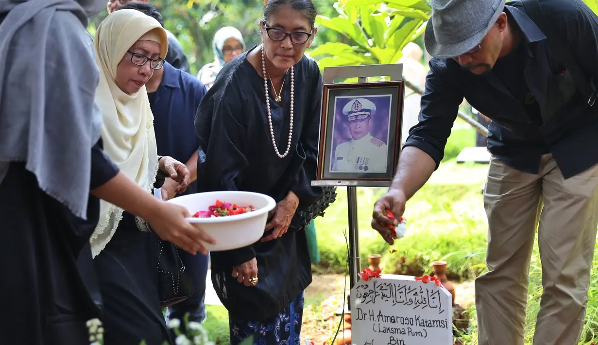 "Banyak sekali (kenangan dengan Almarhum). Kadang dia suka badung dan kita suka ketawain kebadungan dia. Kami deket sekali dan bisa ngomong apa saja secara bebas. Semua baik buruknya masing-masing bebas, itu lah kami berdua," kata Jajang C Noer.