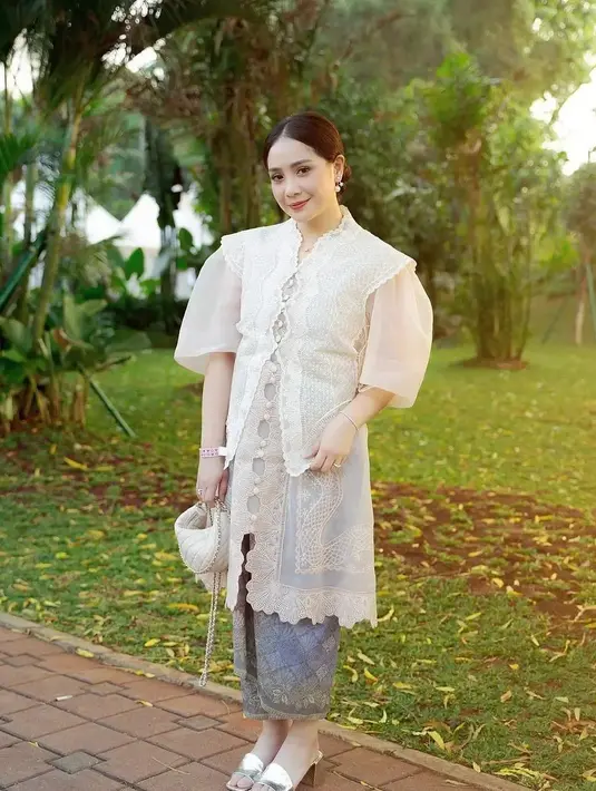 Nagita Slavina terlihat sangat cantik di acara Istana Berkebaya beberapa waktu lalu. Ia mengenakan kebaya putih bersiluet modern dengan detail tumpuk, dipadu mengenakan kain batik bernuansa kebiruan yang serasi sebagai rok. [Foto: Instagram/pecintaladygigi]