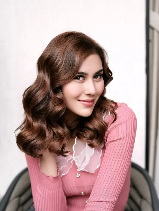 <p>Di foto ini, Syahnaz tampil cantik dengan rambut barunya. Dipotong sebahu dan ditata bergelombang besar, rambut tanpa poninya dicat highlight merah kecokelatan yang membuatnya bersinar indah dan sesuai dengan tone makeup wajahnya yang bernuansa cokelat muda natural. Foto: Instagram.</p>