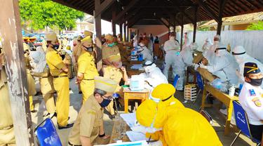 Ratusan ASN Pemda Garut, Jawa Barat bersiap melaksanakan test swab di Lapangan Setda Garut.