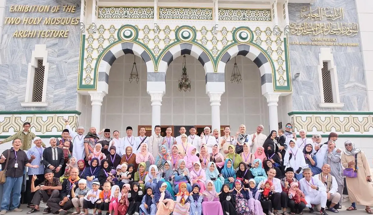 Melihat foto-foto di akun Instagramnya, kebahagian terlihat di wajah Irfan Hakim dan keluarga besar lantaran bisa menunaikan ibadah umroh bersama. Bahkan, sampai anak-anak kecil pun turut diboyong Irfan. (Instagram/irfanhakim75)