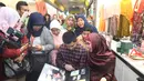 Ditemui di kawasan Tanah Abang, Jakarta Pusat, Rabu (1/12), Oki juga berbagi kebahagiaan bersama anak-anak yatim. Oki ingin dapat doa dari mereka agar diberikan kesehatan selama kehamilan dan proses kelahirannya berjalan lancar. (Andy Masela/Bintang.com)