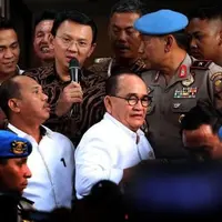 Keluar dari Bareskrim Mabes Polri usai diperiksa Ahok langsung disambut dengan teriakan,“Ahok tidak salah." (Liputan6.com/Johan Tallo)