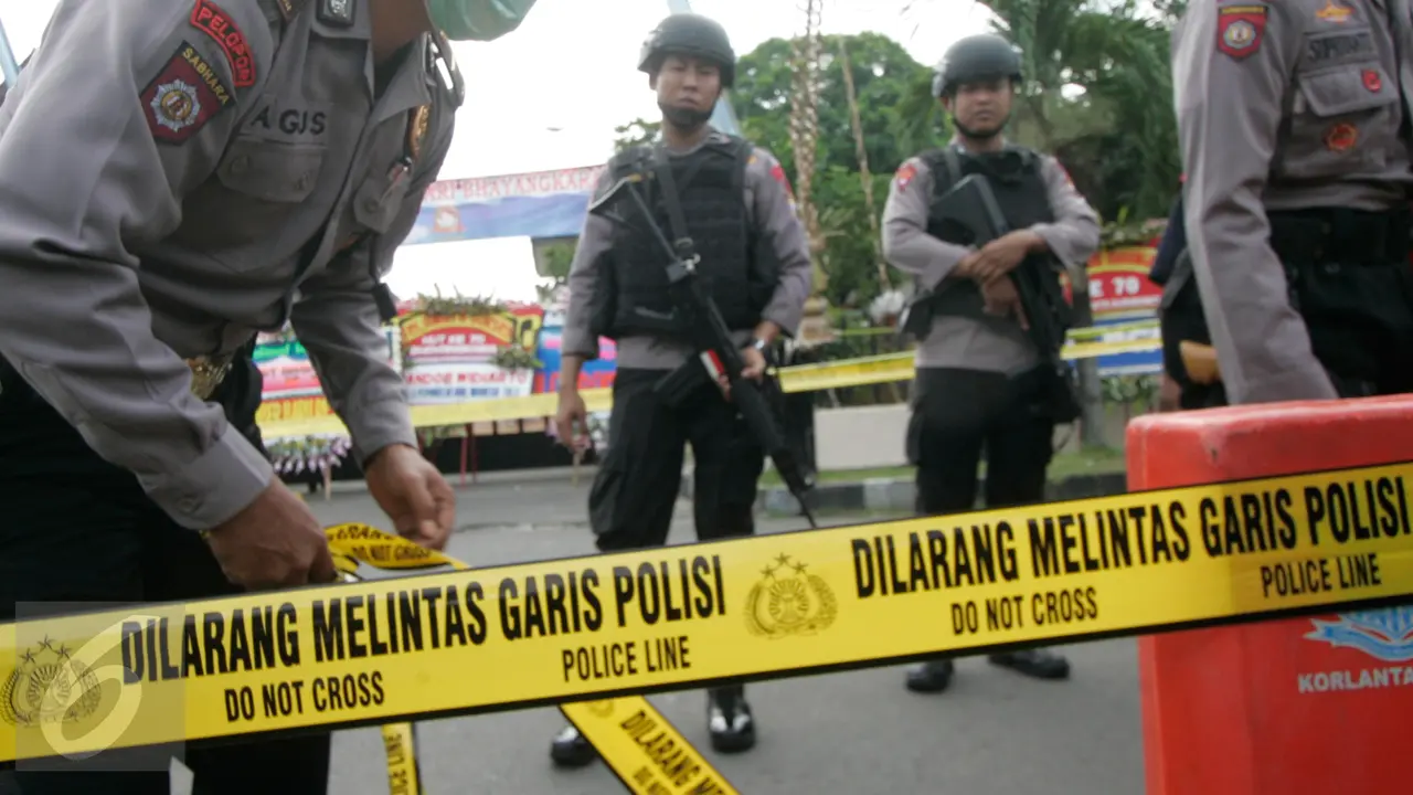 20160705-Lokasi Bom Bunuh Diri di Polresta Surakarta Dipasang Garis Polisi-Solo