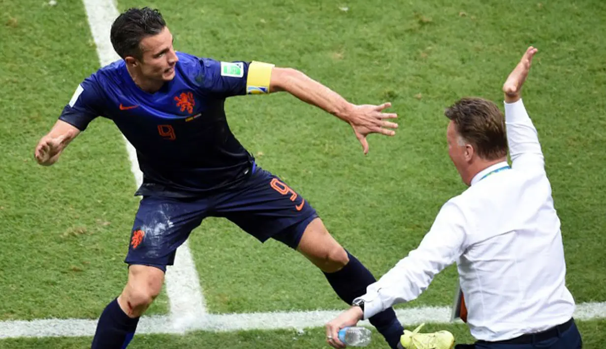Kapten Timnas Belanda, Robin van Persie (kiri) merayakan golnya ke gawang Spanyol bersama Louis van Gaal saat berlaga di penyisihan Grup B Piala Dunia 2014 di Fonte Nova Arena, Salvador, Brasil, (14/6/2014). (AFP PHOTO/Dimitar Dilkoff)