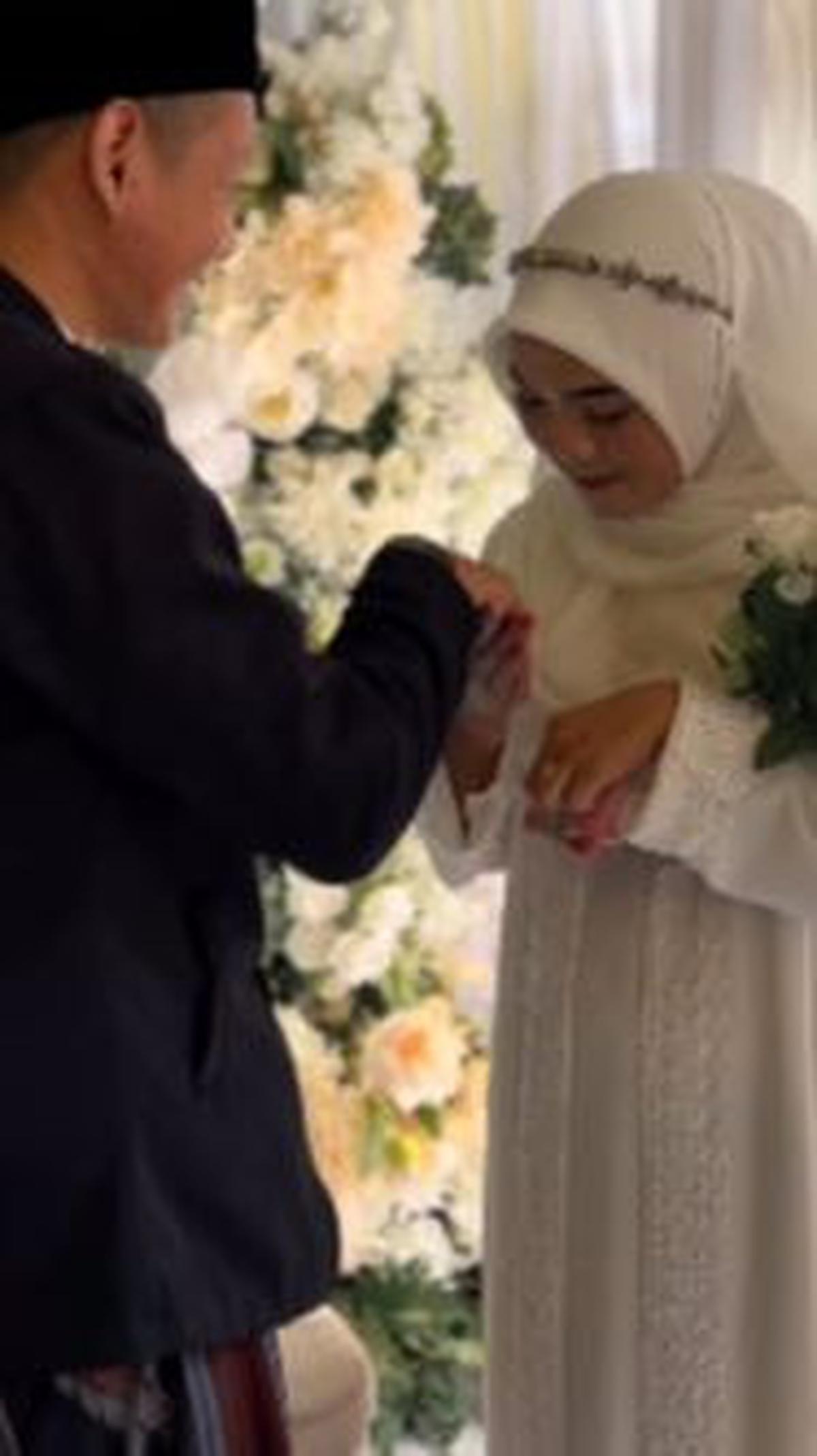 Meski demikian, kedua mempelai nampak saling salah tingkah.<br>