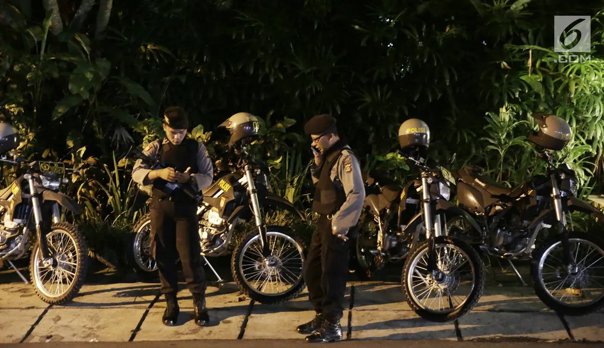 Personel kepolisian berjaga di depan gerbang masuk Four Seasons Resort Ubud, Bali, Minggu (25/6). Kedatangan mantan presiden Amerika Serikat Barack Obama membuat polisi bersiaga selama 24 jam di sekitar hotel tersebut. (Liputan6.com/Immanuel Antonius)