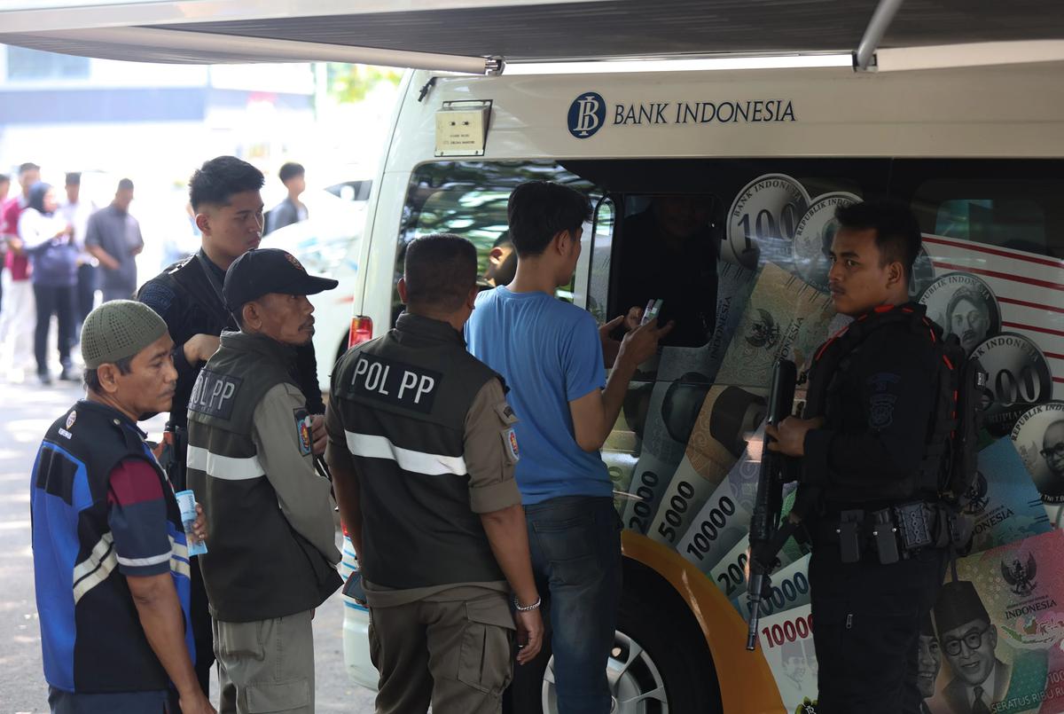 FOTO: Antrean Warga Tukar Uang Baru di Kas Keliling Bank Indonesia