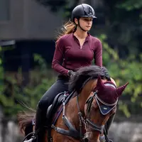 Aktris 37 tahun tampil sporty mengenakan horse riding jacket burgundy dipadu legging dan long riding boots. [Foto: IG/nsyakieb85].