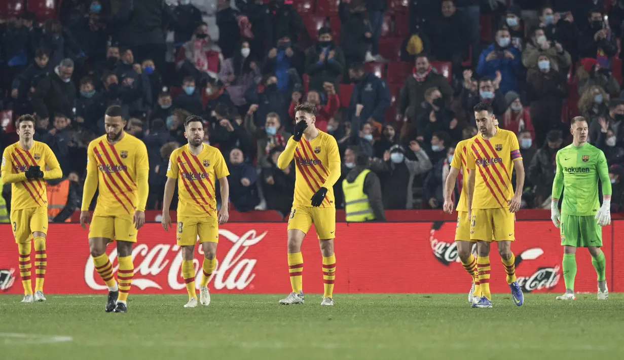 Barcelona kembali gagal meraih hasil minor usai ditahan imbang 1-1 tuan rumah Granada dalam laga lanjutan Liga Spanyol 2021/2022, Sabtu (8/1/2022). Barcelona gagal mempertahankan keunggulan satu gol mereka di akhir laga usai Gavi dikartu merah wasit. (AFP/Jorge Guerrero)