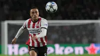 Pemain PSV, Sergino Dest, berlari mengejar bola dalam pertandingan Liga Champions antara PSV dan Napoli di Eindhoven, Belanda, Selasa, 21 Oktober 2025. (AP Photo/Patrick Post)&nbsp;&nbsp;&nbsp;